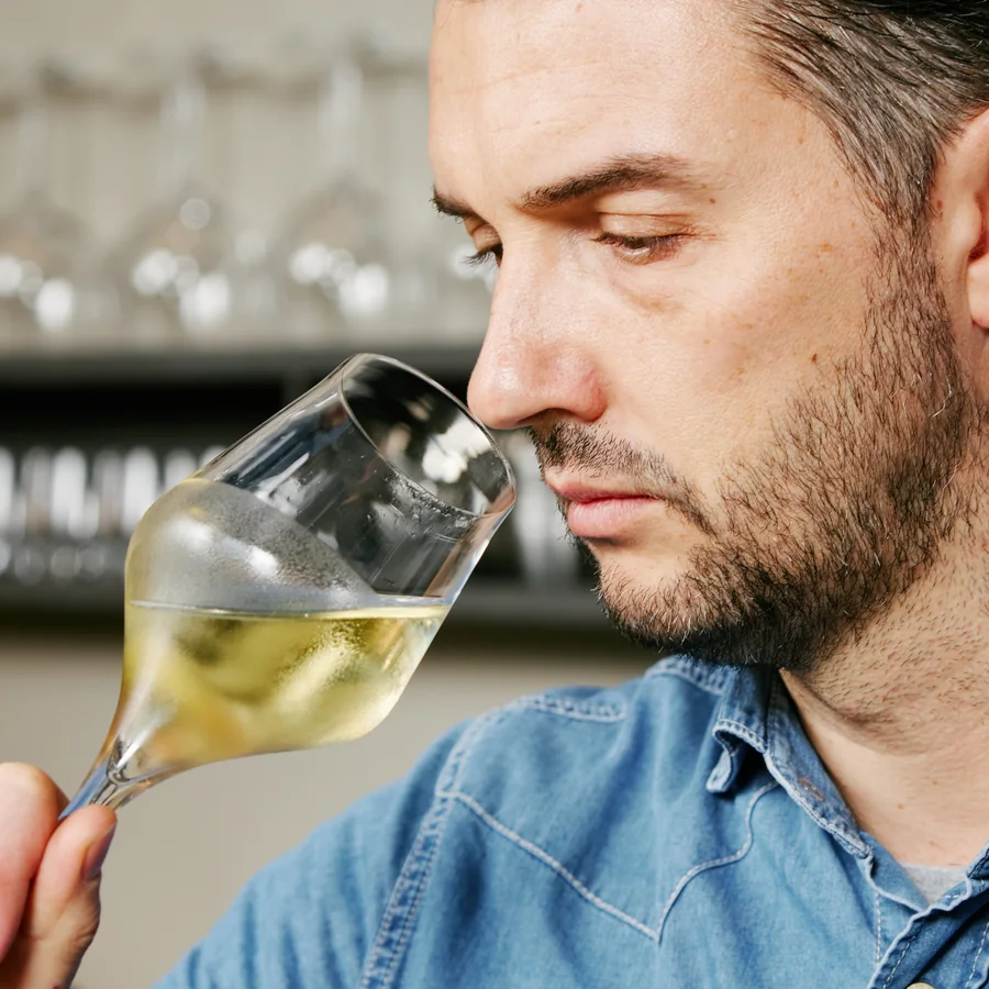 Calici di vino francese al bancone della Vinothèque