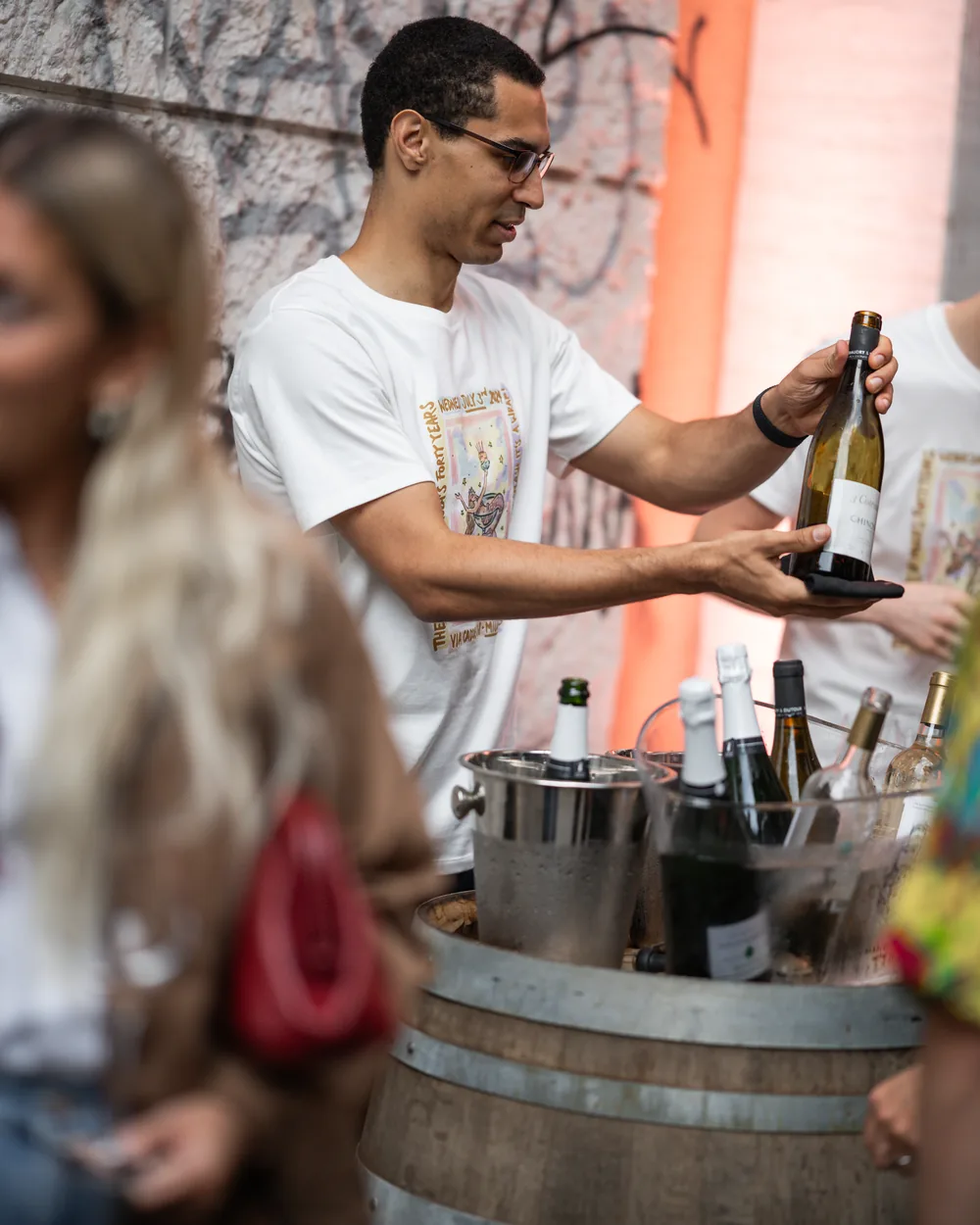 Un sommelier serve il vino durante una serata alla Vinothèque RSVP
